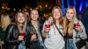 Zahlreiche Menschen besuchen am Samstag 22.06.24 das Promenaden Weinfest in Kitzingen am Main. Für die Partystimmung am Weinfest sorgten die "Partyvögel".