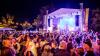Zahlreiche Menschen besuchen am Samstag 22.06.24 das Promenaden Weinfest in Kitzingen am Main. Für die Partystimmung am Weinfest sorgten die "Partyvögel".