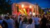 Zahlreiche Menschen besuchen am Samstag 22.06.24 das Promenaden Weinfest in Kitzingen am Main. Für die Partystimmung am Weinfest sorgten die "Partyvögel".