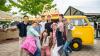 Zahlreiche Menschen besuchen am Samstag 22.06.24 das Promenaden Weinfest in Kitzingen am Main. Für die Partystimmung am Weinfest sorgten die "Partyvögel".