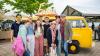 Zahlreiche Menschen besuchen am Samstag 22.06.24 das Promenaden Weinfest in Kitzingen am Main. Für die Partystimmung am Weinfest sorgten die "Partyvögel".