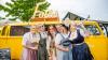 Zahlreiche Menschen besuchen am Samstag 22.06.24 das Promenaden Weinfest in Kitzingen am Main. Für die Partystimmung am Weinfest sorgten die "Partyvögel".