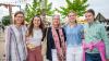 Zahlreiche Menschen besuchen am Samstag 22.06.24 das Promenaden Weinfest in Kitzingen am Main. Für die Partystimmung am Weinfest sorgten die "Partyvögel".