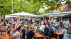 Zahlreiche Menschen besuchen am Samstag 22.06.24 das Promenaden Weinfest in Kitzingen am Main. Für die Partystimmung am Weinfest sorgten die "Partyvögel".