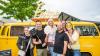 Zahlreiche Menschen besuchen am Samstag 22.06.24 das Promenaden Weinfest in Kitzingen am Main. Für die Partystimmung am Weinfest sorgten die "Partyvögel".
