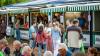 Zahlreiche Menschen besuchen am Samstag 22.06.24 das Promenaden Weinfest in Kitzingen am Main. Für die Partystimmung am Weinfest sorgten die "Partyvögel".