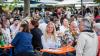 Zahlreiche Menschen besuchen am Samstag 22.06.24 das Promenaden Weinfest in Kitzingen am Main. Für die Partystimmung am Weinfest sorgten die "Partyvögel".