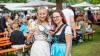 Zahlreiche Menschen besuchen am Samstag 22.06.24 das Promenaden Weinfest in Kitzingen am Main. Für die Partystimmung am Weinfest sorgten die "Partyvögel".