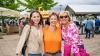 Zahlreiche Menschen besuchen am Samstag 22.06.24 das Promenaden Weinfest in Kitzingen am Main. Für die Partystimmung am Weinfest sorgten die "Partyvögel".