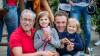 Zahlreiche Menschen besuchen am Samstag 22.06.24 das Promenaden Weinfest in Kitzingen am Main. Für die Partystimmung am Weinfest sorgten die "Partyvögel".