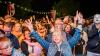 Zahlreiche Menschen besuchen am Samstag 22.06.24 das Promenaden Weinfest in Kitzingen am Main. Für die Partystimmung am Weinfest sorgten die "Partyvögel".