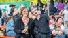 Zahlreiche Menschen besuchen am Samstag 22.06.24 das Promenaden Weinfest in Kitzingen am Main. Für die Partystimmung am Weinfest sorgten die "Partyvögel".