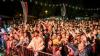 Zahlreiche Menschen besuchen am Samstag 22.06.24 das Promenaden Weinfest in Kitzingen am Main. Für die Partystimmung am Weinfest sorgten die "Partyvögel".