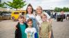 Zahlreiche Menschen besuchen am Samstag 22.06.24 das Promenaden Weinfest in Kitzingen am Main. Für die Partystimmung am Weinfest sorgten die "Partyvögel".