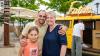 Zahlreiche Menschen besuchen am Samstag 22.06.24 das Promenaden Weinfest in Kitzingen am Main. Für die Partystimmung am Weinfest sorgten die "Partyvögel".