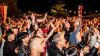 Zahlreiche Menschen besuchen am Samstag 22.06.24 das Promenaden Weinfest in Kitzingen am Main. Für die Partystimmung am Weinfest sorgten die "Partyvögel".