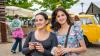 Zahlreiche Menschen besuchen am Samstag 22.06.24 das Promenaden Weinfest in Kitzingen am Main. Für die Partystimmung am Weinfest sorgten die "Partyvögel".