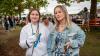 Zahlreiche Menschen besuchen am Samstag 22.06.24 das Promenaden Weinfest in Kitzingen am Main. Für die Partystimmung am Weinfest sorgten die "Partyvögel".