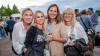 Zahlreiche Menschen besuchen am Samstag 22.06.24 das Promenaden Weinfest in Kitzingen am Main. Für die Partystimmung am Weinfest sorgten die "Partyvögel".