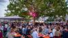 Zahlreiche Menschen besuchen am Samstag 22.06.24 das Promenaden Weinfest in Kitzingen am Main. Für die Partystimmung am Weinfest sorgten die "Partyvögel".
