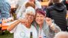 Zahlreiche Menschen besuchen am Samstag 22.06.24 das Promenaden Weinfest in Kitzingen am Main. Für die Partystimmung am Weinfest sorgten die "Partyvögel".