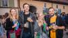 Zahlreiche Menschen besuchen am Samstag 22.06.24 das Promenaden Weinfest in Kitzingen am Main. Für die Partystimmung am Weinfest sorgten die "Partyvögel".
