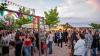 Zahlreiche Menschen besuchen am Samstag 22.06.24 das Promenaden Weinfest in Kitzingen am Main. Für die Partystimmung am Weinfest sorgten die "Partyvögel".