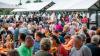 Zahlreiche Menschen besuchen am Samstag 22.06.24 das Promenaden Weinfest in Kitzingen am Main. Für die Partystimmung am Weinfest sorgten die "Partyvögel".