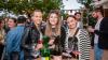 Zahlreiche Menschen besuchen am Samstag 22.06.24 das Promenaden Weinfest in Kitzingen am Main. Für die Partystimmung am Weinfest sorgten die "Partyvögel".