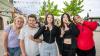Zahlreiche Menschen besuchen am Samstag 22.06.24 das Promenaden Weinfest in Kitzingen am Main. Für die Partystimmung am Weinfest sorgten die "Partyvögel".