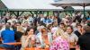 Zahlreiche Menschen besuchen am Samstag 22.06.24 das Promenaden Weinfest in Kitzingen am Main. Für die Partystimmung am Weinfest sorgten die "Partyvögel".
