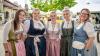 Zahlreiche Menschen besuchen am Samstag 22.06.24 das Promenaden Weinfest in Kitzingen am Main. Für die Partystimmung am Weinfest sorgten die "Partyvögel".