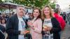 Zahlreiche Menschen besuchen am Samstag 22.06.24 das Promenaden Weinfest in Kitzingen am Main. Für die Partystimmung am Weinfest sorgten die "Partyvögel".
