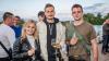 Zahlreiche Menschen besuchen am Samstag 22.06.24 das Promenaden Weinfest in Kitzingen am Main. Für die Partystimmung am Weinfest sorgten die "Partyvögel".
