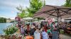 Zahlreiche Menschen besuchen am Samstag 22.06.24 das Promenaden Weinfest in Kitzingen am Main. Für die Partystimmung am Weinfest sorgten die "Partyvögel".