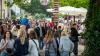 Zahlreiche Menschen besuchen am Samstag 22.06.24 das Promenaden Weinfest in Kitzingen am Main. Für die Partystimmung am Weinfest sorgten die "Partyvögel".
