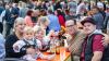 Zahlreiche Menschen besuchen am Samstag 22.06.24 das Promenaden Weinfest in Kitzingen am Main. Für die Partystimmung am Weinfest sorgten die "Partyvögel".
