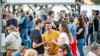 Zahlreiche Menschen besuchen am Samstag 22.06.24 das Promenaden Weinfest in Kitzingen am Main. Für die Partystimmung am Weinfest sorgten die "Partyvögel".