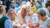 Zahlreiche Menschen besuchen am Samstag 22.06.24 das Promenaden Weinfest in Kitzingen am Main. Für die Partystimmung am Weinfest sorgten die "Partyvögel".