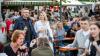 Zahlreiche Menschen besuchen am Samstag 22.06.24 das Promenaden Weinfest in Kitzingen am Main. Für die Partystimmung am Weinfest sorgten die "Partyvögel".