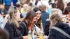 Zahlreiche Menschen besuchen am Samstag 22.06.24 das Promenaden Weinfest in Kitzingen am Main. Für die Partystimmung am Weinfest sorgten die "Partyvögel".