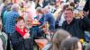 Zahlreiche Menschen besuchen am Samstag 22.06.24 das Promenaden Weinfest in Kitzingen am Main. Für die Partystimmung am Weinfest sorgten die "Partyvögel".