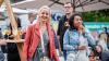 Zahlreiche Menschen besuchen am Samstag 22.06.24 das Promenaden Weinfest in Kitzingen am Main. Für die Partystimmung am Weinfest sorgten die "Partyvögel".
