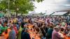 Zahlreiche Menschen besuchen am Samstag 22.06.24 das Promenaden Weinfest in Kitzingen am Main. Für die Partystimmung am Weinfest sorgten die "Partyvögel".