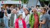 Zahlreiche Menschen besuchen am Samstag 22.06.24 das Promenaden Weinfest in Kitzingen am Main. Für die Partystimmung am Weinfest sorgten die "Partyvögel".