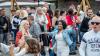 Zahlreiche Menschen besuchen am Samstag 22.06.24 das Promenaden Weinfest in Kitzingen am Main. Für die Partystimmung am Weinfest sorgten die "Partyvögel".