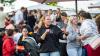 Zahlreiche Menschen besuchen am Samstag 22.06.24 das Promenaden Weinfest in Kitzingen am Main. Für die Partystimmung am Weinfest sorgten die "Partyvögel".