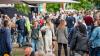 Zahlreiche Menschen besuchen am Samstag 22.06.24 das Promenaden Weinfest in Kitzingen am Main. Für die Partystimmung am Weinfest sorgten die "Partyvögel".