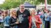 Zahlreiche Menschen besuchen am Samstag 22.06.24 das Promenaden Weinfest in Kitzingen am Main. Für die Partystimmung am Weinfest sorgten die "Partyvögel".