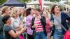Zahlreiche Menschen besuchen am Samstag 22.06.24 das Promenaden Weinfest in Kitzingen am Main. Für die Partystimmung am Weinfest sorgten die "Partyvögel".